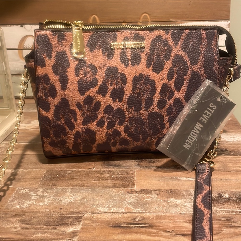 New. Steve Madden leopard/tan pocketbook with gold detail